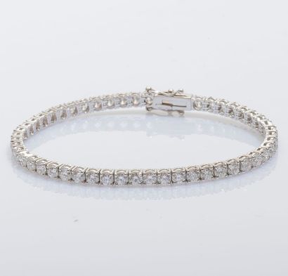 null Bracelet ligne en or gris 18 carats (750 millièmes) entièrement serti de diamants...