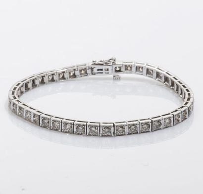 null Bracelet ligne en or gris 14 carats (585 millièmes) entièrement orné de diamants...