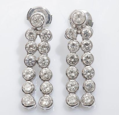null Paire de pendants d’oreilles en or gris 18 carats (750 millièmes) formé chacun...