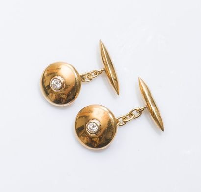 null Paire de boutons de manchettes ronds en or jaune 18 carats (750 millièmes) orné...