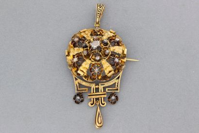 null Broche pendentif fleuron en or jaune 18 carats (750 millièmes) ajourée, ciselée,...