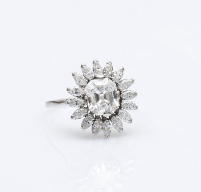 null Bague fleur en or gris 18 carats (750 millièmes) ornée d'un diamant de taille...