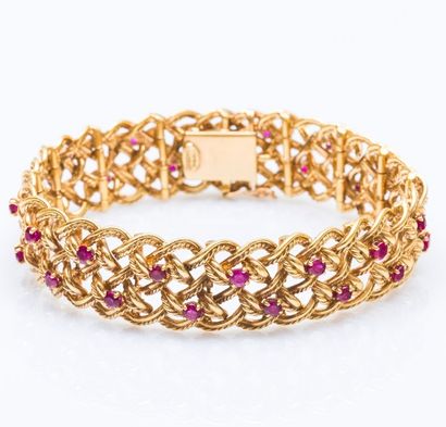 CHAUMET 

Bracelet ruban souple en or jaune 18 carats (750 millièmes) tressé serti...