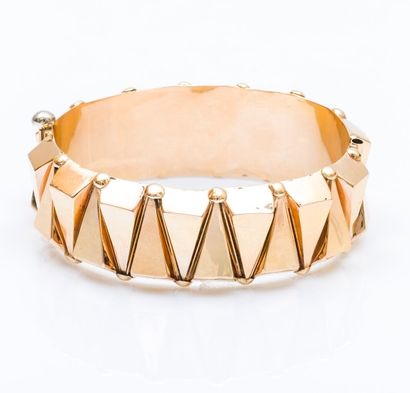 null Bracelet rigide ouvrant en or jaune 18 carats (750 millièmes) à décor de triangles...