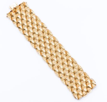 null Bracelet ruban large et articulé en or jaune 18 carats (750 millièmes) formant...