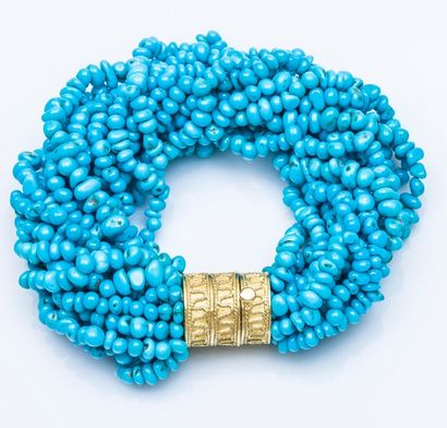 null Bracelet composé de plusieurs rangs de perles de turquoise, fermoir cylindrique...