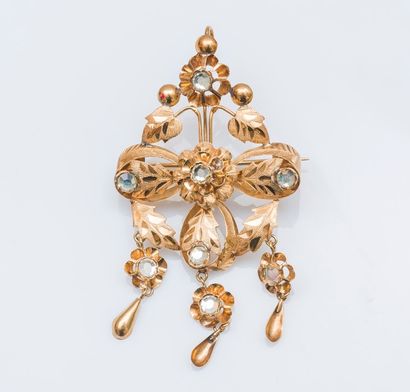 null Broche pendentif en or jaune 18 carats (750 millièmes) à décor de fleurs et...