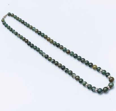 null Collier de perles de jade néphrite en chute, fermoir et cinq éléments en platine...