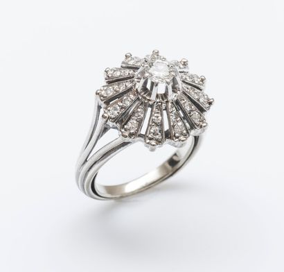 null Bague en or gris 18 carats (750 millièmes) formant une rosace sertie de diamants...
