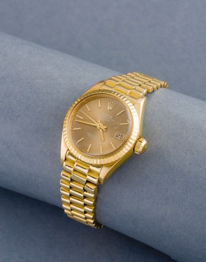 null ROLEX (OYSTER PERPETUAL DATEJUST LADY / OR JAUNE RÉF. 6917), vers 1973

Montre...