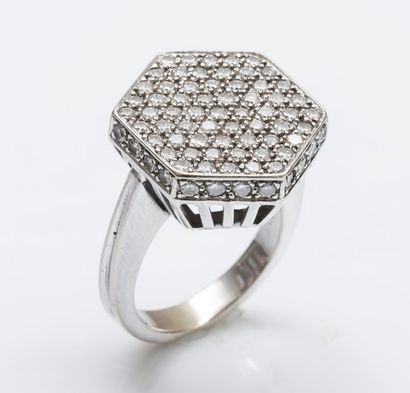 null Bague en or gris 18 carats (750 millièmes) ornée d’un motif hexagonal pavé de...