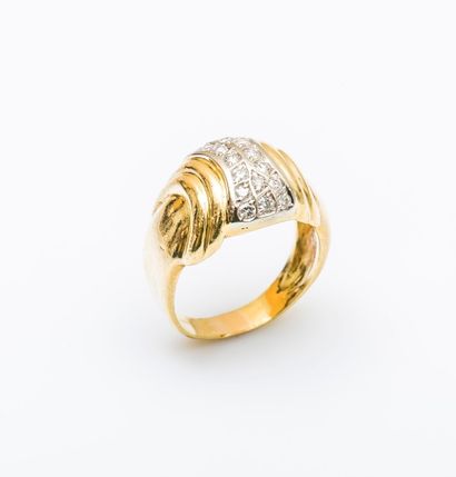 null Bague en or jaune 18 carats (750 millièmes) ornée de deux lignes de diamants.

Taille...