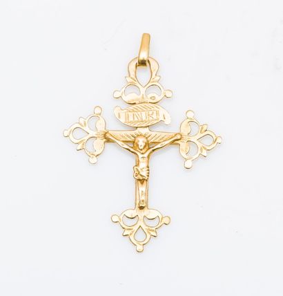 null Pendentif en or jaune 18 carats (750 millièmes), représentant le christ en croix,...