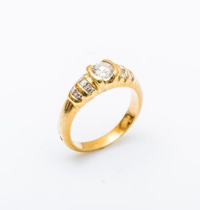 null Bague en or jaune 18 carats (750 millièmes) ornée en son centre d’un diamant...