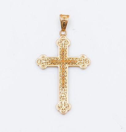 null Pendentif croix en or jaune 18 carats (750 millièmes) ajouré de rinceaux stylisés...