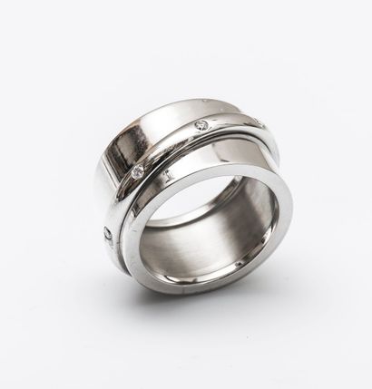 DINH VAN 

Bague bandeau en or gris 18 carats (750 millièmes) réhaussée d’un anneau...