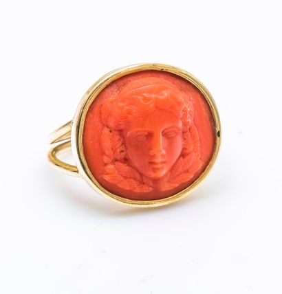 null Bague en or jaune 18 carats (750 millièmes) ornée d’un corail (corallium spp....