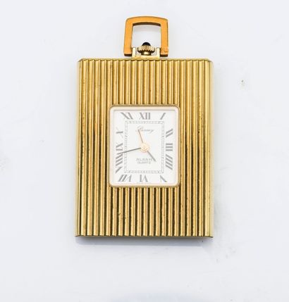 BERNEY 

Réveil de voyage en métal doré cannelé de forme rectangulaire, cadran blanc...