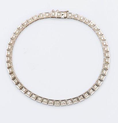 null Bracelet ligne en or gris 18 carats (750 millièmes) serti de diamants taillés...