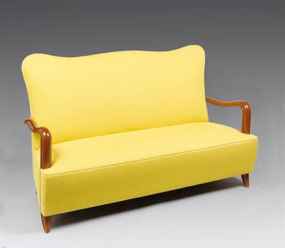 ECOLE FRANçAISE VERS 1950 

Salon composé d’un canapé et deux fauteuils de forme...