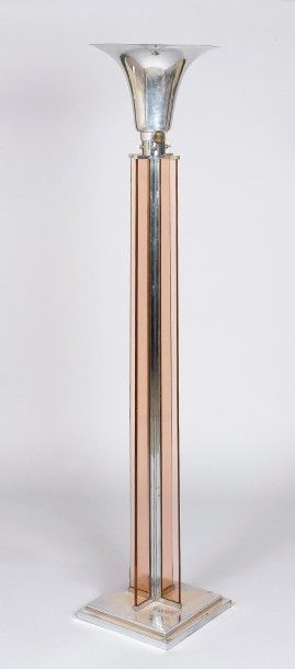 Jacques ADNET, vers 1940 

Lampe de parquet en métal chromé, le montant cruciforme...