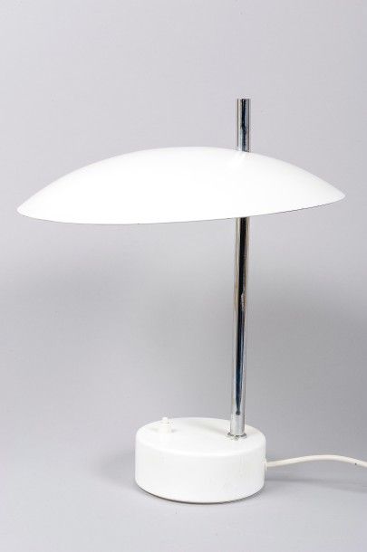 Pierre DISDEROT-1959 

Lampe à poser modèle «1013», diffuseur et socle en métal laqué...