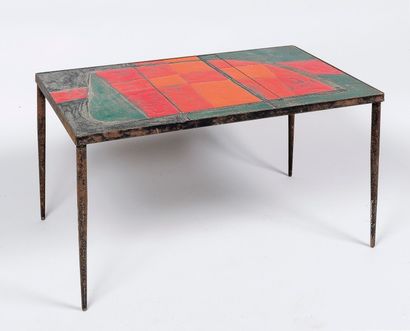 Robert CLOUTIER, vers 1960 

Table basse rectangulaire composée d’un plateau à décor...