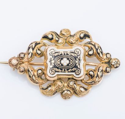 null Broche en or jaune 18 carats (750 millièmes) ajourée, à décors de rinceaux ciselés...