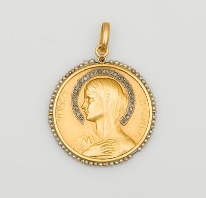null Médaille en or jaune 18 carats (750 millièmes) représentant la Vierge Marie...
