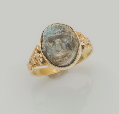 null Bague en or jaune 9 carats (375 millièmes) sertie d’une tête de singe sculptée...