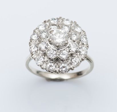 null Bague fleur en or gris 18 carats (750 millièmes) sertie d’un diamant taillé...