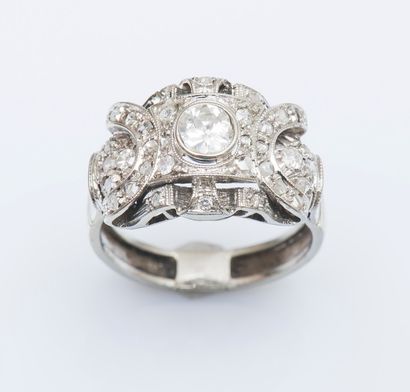 null Bague en or gris 18 carats (750 millièmes) sertie au centre d’un diamant de...