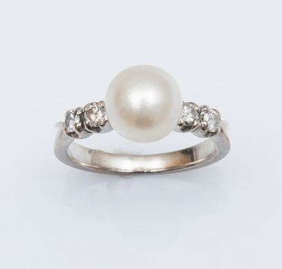 null Bague en or gris 18 carats (750 millièmes) sertie d’une perle de culture épaulée...