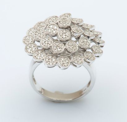 null Bague fleur en or gris 18 carats (750 millièmes) formée de petits disques chacun...