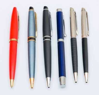 null WATERMAN

Lot de cinq stylos à billes, en métal et résine bleue, rouge et noire....