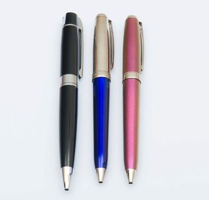 null SCHEAFFER

Trois stylos à billes, en métal et résine bleue, rose, et noire.