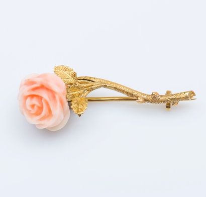 null Broche en or jaune 18 carats (750 millièmes) formant une rose, la fleur en corail...