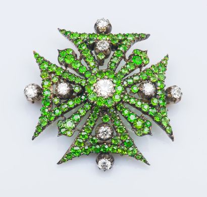 null Broche formant une croix de Malte en argent et vermeil (925 millièmes) sertie...