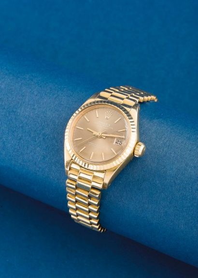 null ROLEX (OYSTER PERPETUAL DATEJUST LADY / OR JAUNE RÉF. 6917), vers 1973

Montre...