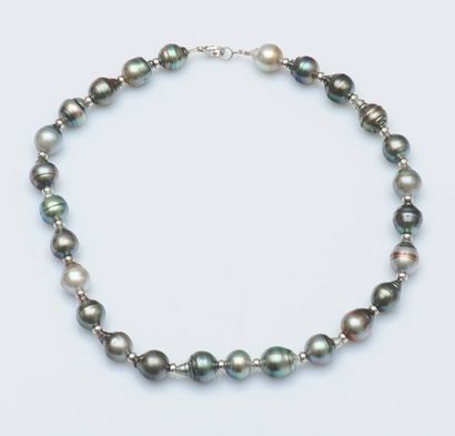 null Collier de 26 perles de Tahiti alternées de perles d’argent (925 millièmes)....
