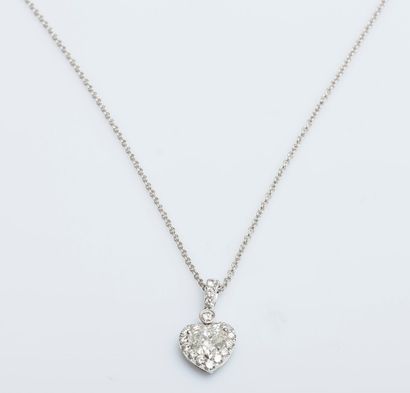 null Chaîne et son pendentif cœur en platine (950 millièmes) sertis de diamants ronds...