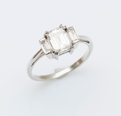 null Bague en platine (950 millièmes) sertie d’un diamant de taille émeraude d’environ...