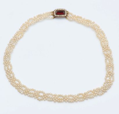 null Collier de trois rangs de perles tressées, le fermoir en or jaune 9 carats (375...