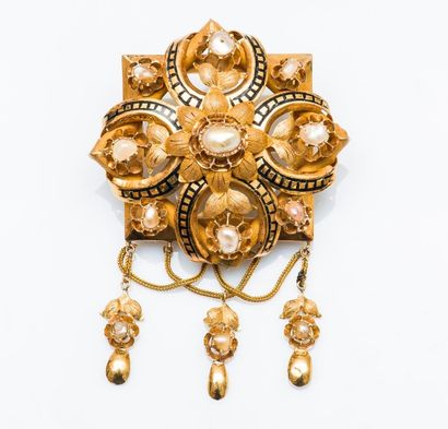 null Broche en or jaune 18 carats (750 millièmes) de forme carrée ornée d’un motif...