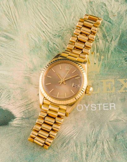 null ROLEX (OYSTER PERPETUAL DATEJUST LADY / OR JAUNE RÉF. 6917), vers 1973 

Montre...