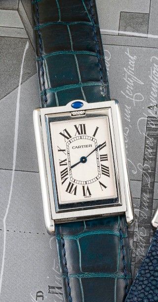 null CARTIER (TANK BASCULANTE / GRAND MODÈLE RÉF. 2390), vers 2001 

Élégante montre...