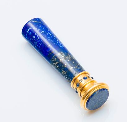 null Cachet en lapis lazuli et or jaune 14 carats (585 millièmes), serti de cabochons...