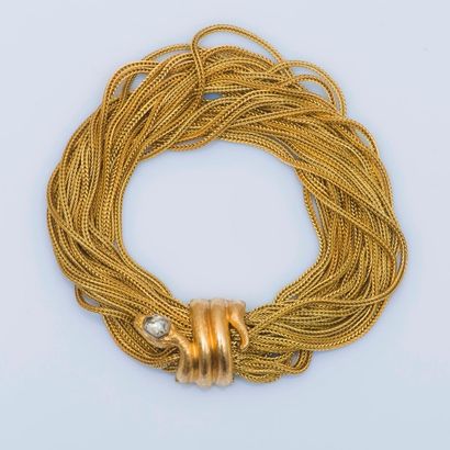 null Bracelet en or jaune 18 carats (750 millièmes) composé de vingt trois chaînes...