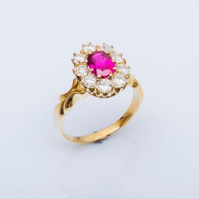 null Bague fleur en or jaune 18 carats (750 millièmes) sertie d'un rubis birman ovale...