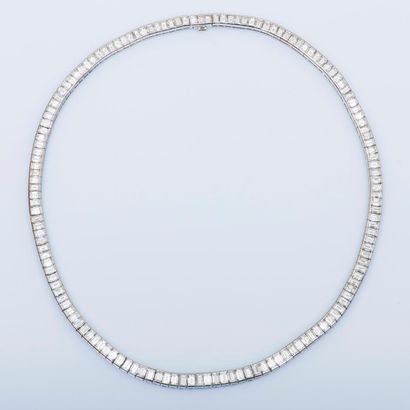 null ADLER
Collier ligne en or gris 18 carats (750 millièmes) serti de diamants baguette....